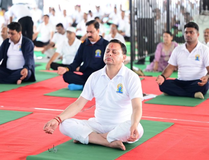 सीएम धामी ने 12वें अंतर्राष्ट्रीय योग दिवस पर बनबसा में सामूहिक योगाभ्यास किया, शारदा कॉरिडोर परियोजना का किया अवलोकन