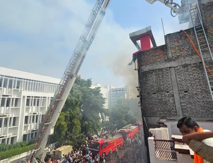 लखनऊ कोचिंग संस्थान में भीषण आग: छात्रों ने तार से लटककर जान बचाई