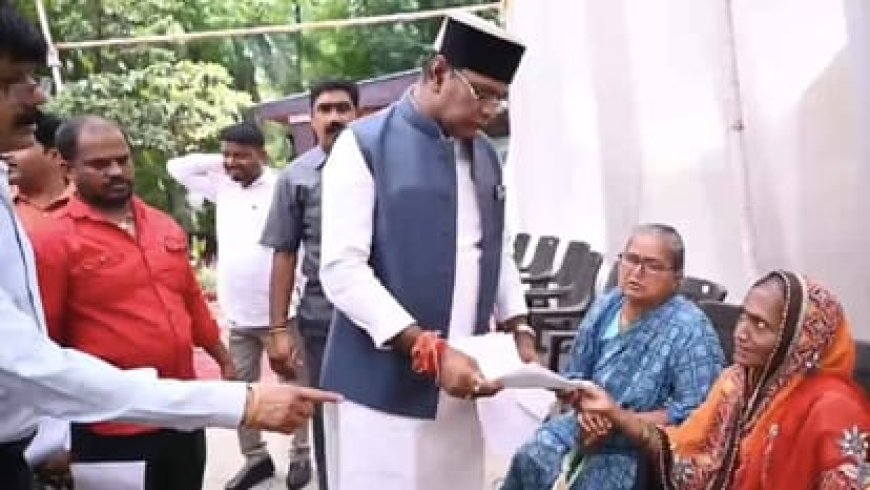 पेंशन से जुड़ी शिकायतें जनदर्शन में उठी, मंत्री विश्वास सारंग ने अधिकारियों को दी कड़ी चेतावनी