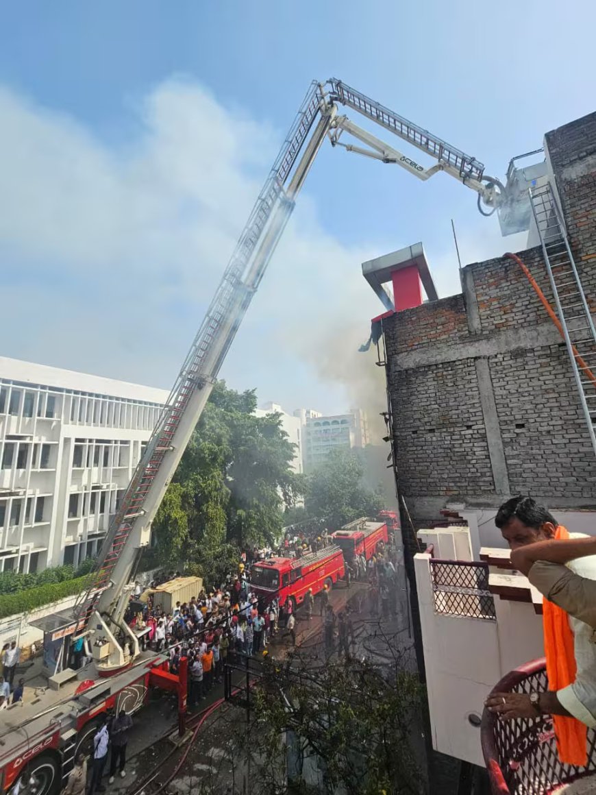 लखनऊ कोचिंग संस्थान में भीषण आग: छात्रों ने तार से लटककर जान बचाई