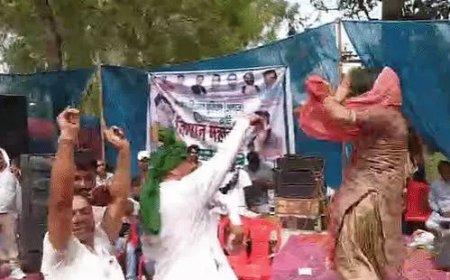हर की पौड़ी के VIP घाट पर अश्लील डांस विवाद, किसान महाकुंभ में डांसर का थिरकना
