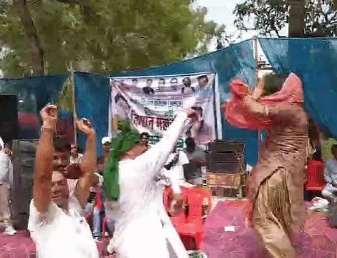 हर की पौड़ी के VIP घाट पर अश्लील डांस विवाद, किसान महाकुंभ में डांसर का थिरकना