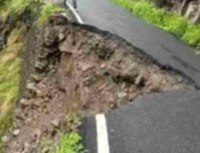 उत्तराखंड: टिहरी में बारिश का कहर, मोटर मार्ग की दीवार ढही; स्कूल भवन को खतरा