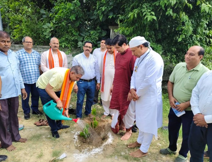 उत्तराखंड संस्कृत विश्वविद्यालय में हरेला पर्व पर पौधारोपण, कुलपति और शिक्षा सचिव ने दिया पर्यावरण संरक्षण का संदेश