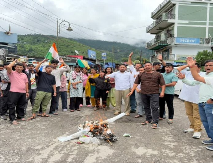 उत्तराखंड में पेपर लीक के खिलाफ जोरदार प्रदर्शन, केंद्रीय शिक्षा मंत्री के इस्तीफे की मांग