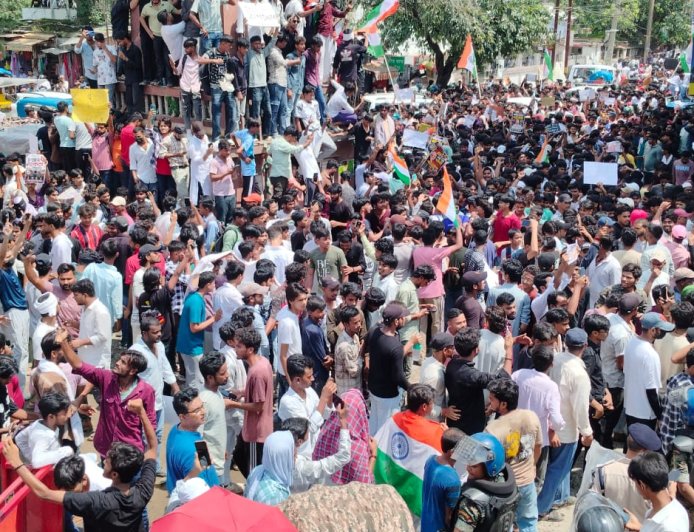 दरभंगा में बवाल: केंद्रीय शिक्षा मंत्री के इस्तीफे की मांग को लेकर छात्रों का प्रदर्शन, SP घायल