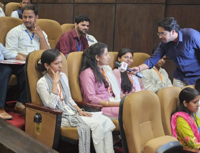 सरकारी नौकरी का इंतज़ार खत्म! तीन साल की मेहनत का मिला फल, पहली सैलरी से चेहरे खिले