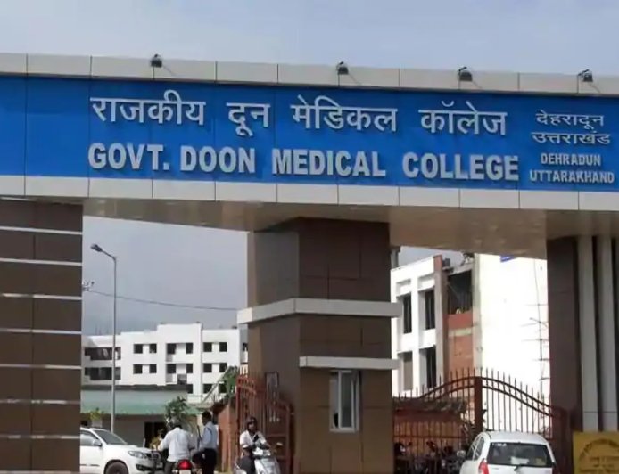 दून अस्पताल में मरीज की जान बचाने में ढील: डॉक्टरों की लापरवाही से बढ़ा विवाद