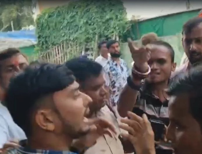 बांकीपुर उपचुनाव: किदवईपुरी मतदान केंद्र पर भाजपा और जन सुराज कार्यकर्ताओं में हुई झड़प, फर्जी वोटिंग का लगा आरोप