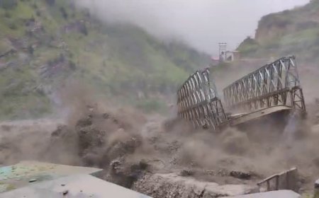 CHAMOLI CLOUD BRUST : चमोली में भयानक जलसैलाब में बहे पुल और गाड़ी, बीआरओ ऑपरेटर के भी बहने की सूचना