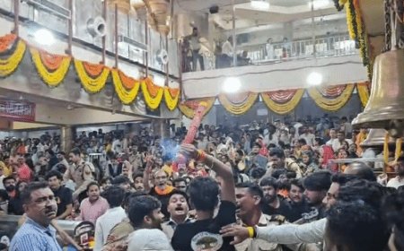 Ujjain Mahakal Temple News : महाकाल मंदिर में कांवड़ियों का हंगामा; बैरिकेड तोड़कर गर्भगृह में घुसने का प्रयास