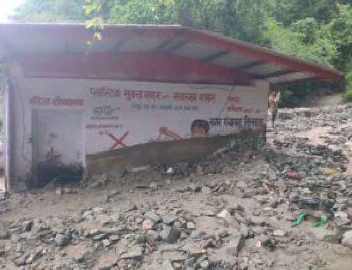 केदारनाथ राष्ट्रीय राजमार्ग पर तिलवाड़ा में भूस्खलन: यात्रियों की बढ़ी परेशानी
