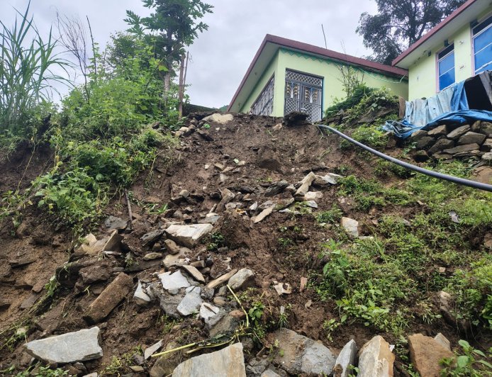 बरसात के कहर ने जन्दरियाण तोक के ग्रामीणों को किया परेशान, 10 परिवारों ने छोड़ा घर