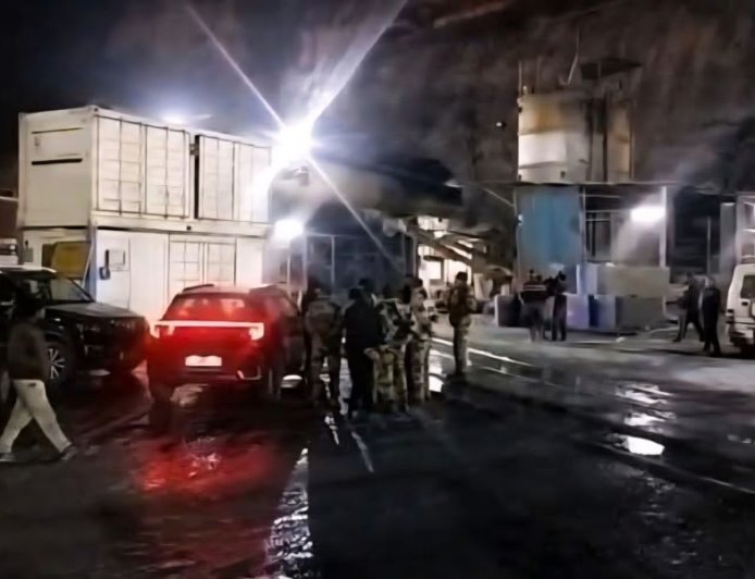 Chamoli Tunnel Accident : चमोली में बड़ा हादसा; VPHEP की निर्माणाधीन टनल में हुआ भूस्खलन; 18 मजदूर अंदर फंसे