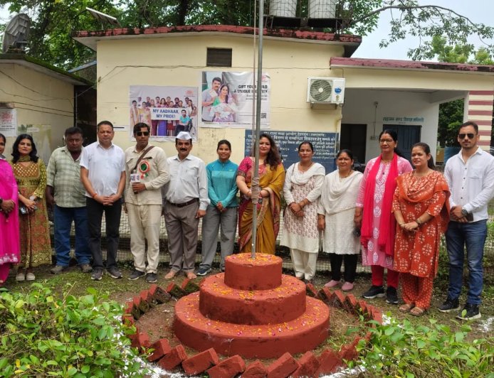 रामनगर में हर्षोल्लास से मनाया गया स्वतंत्रता दिवस, ब्लॉक प्रमुख मंजू नेगी ने फहराया तिरंगा