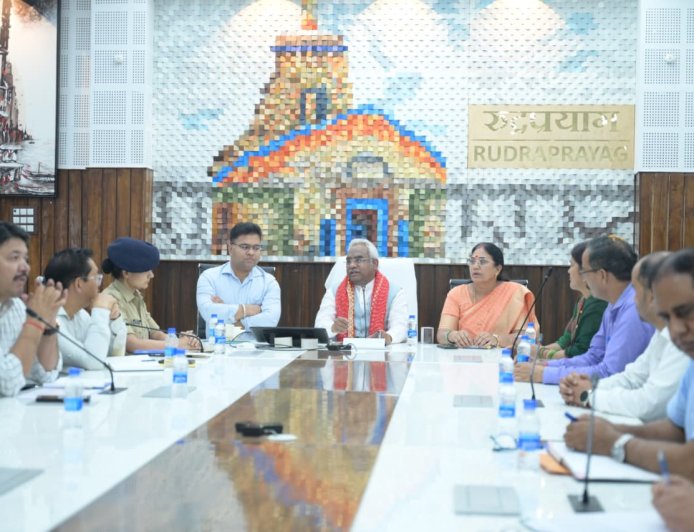 रुद्रप्रयाग में आपदा प्रबंधन की समीक्षा: बंद सड़कों को प्राथमिकता से खोला जाए