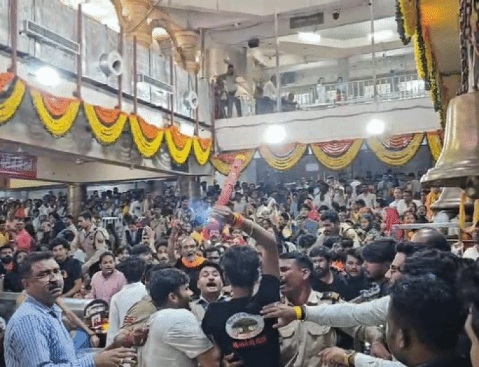 Ujjain Mahakal Temple News : महाकाल मंदिर में कांवड़ियों का हंगामा; बैरिकेड तोड़कर गर्भगृह में घुसने का प्रयास
