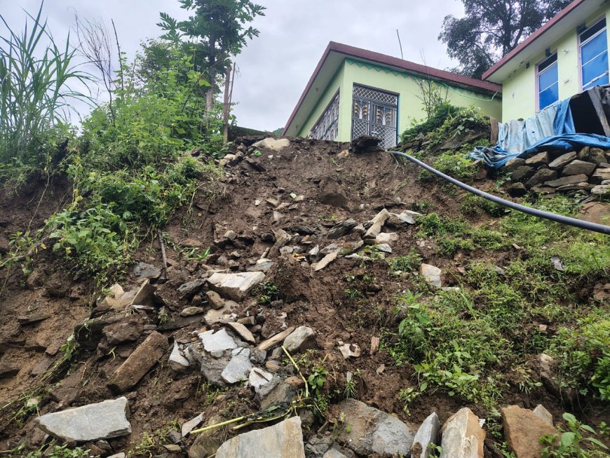 बरसात के कहर ने जन्दरियाण तोक के ग्रामीणों को किया परेशान, 10 परिवारों ने छोड़ा घर