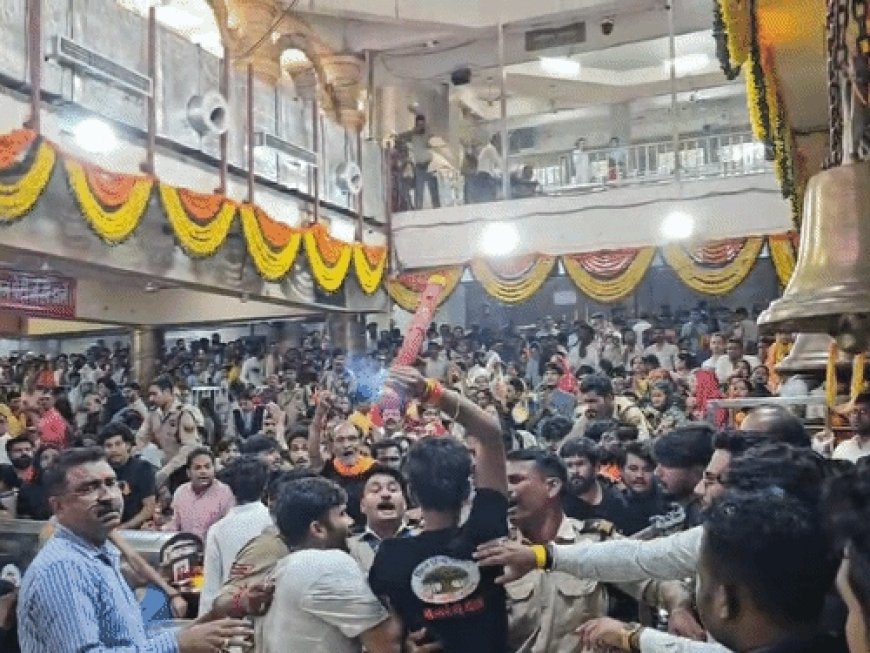 Ujjain Mahakal Temple News : महाकाल मंदिर में कांवड़ियों का हंगामा; बैरिकेड तोड़कर गर्भगृह में घुसने का प्रयास
