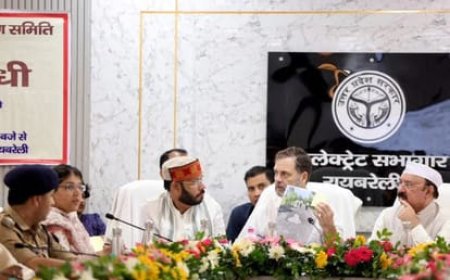 रायबरेली में राहुल गांधी ने सड़क के गड्ढों पर अधिकारियों से मांगा जवाब, बैठक में तस्वीरें दिखाकर पूछा- अब तक क्या कार्रवाई हुई?