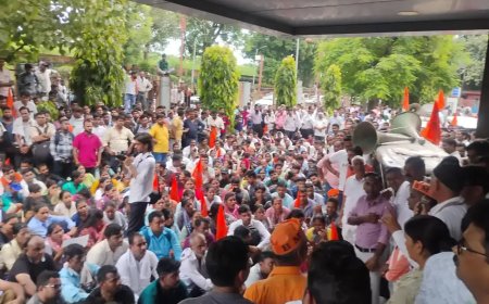 लखनऊ में परिवहन कर्मचारियों का प्रदर्शन, 17 सूत्रीय मांगों को लेकर सौंपा ज्ञापन