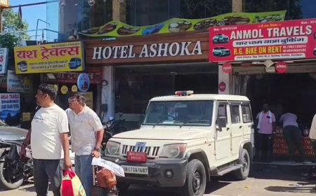 पब्लिक टायलेट में वसूली दिखाई जाने वाले कांग्रेस नेता के होटल पर छापा, दस्तावेजों की 2 पेटियां जब्त