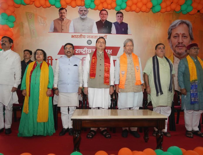 सीएम धामी ने किया नवनियुक्त राष्ट्रीय उपाध्यक्ष तीरथ सिंह रावत का स्वागत
