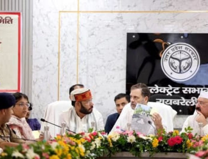 रायबरेली में राहुल गांधी ने सड़क के गड्ढों पर अधिकारियों से मांगा जवाब, बैठक में तस्वीरें दिखाकर पूछा- अब तक क्या कार्रवाई हुई?
