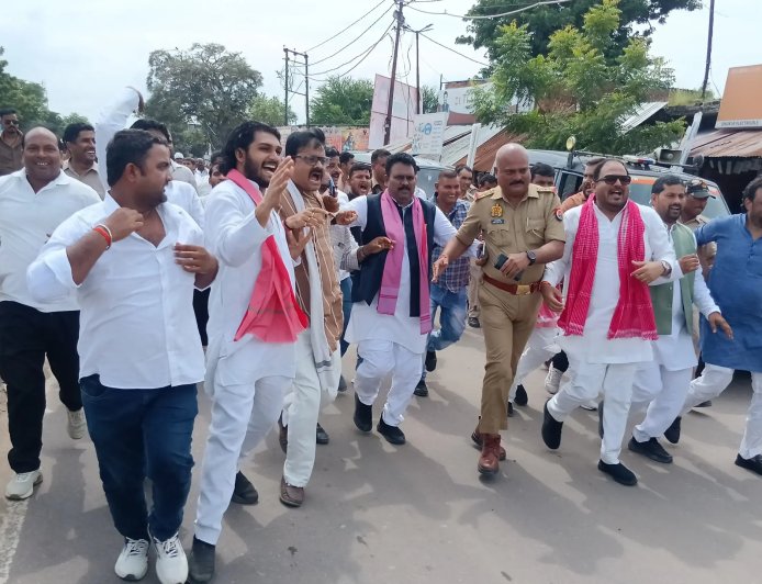 विनोद साहनी के अंतिम संस्कार में जाने से रोके गए सपा नेता, बाराबंकी में तीन घंटे चला प्रदर्शन