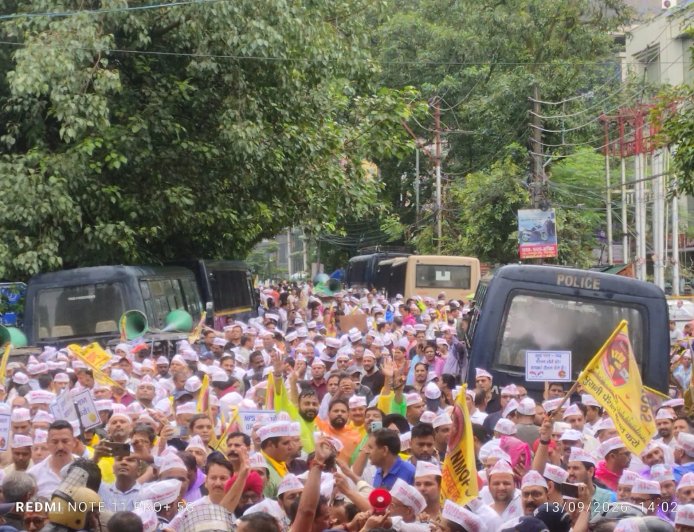 पुरानी पेंशन बहाली की मांग लेकर दून में गरजे कर्मचारी, भारी बारिश के उमड़ा जनसैलाब