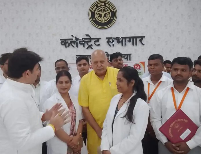 देवरिया में 13 अभ्यर्थियों को मिले नियुक्ति पत्र, कृषि मंत्री ने युवाओं को दी बधाई