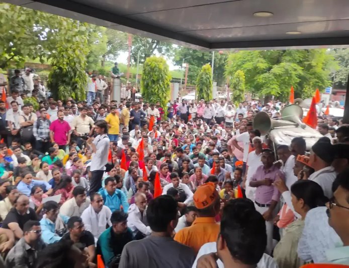 लखनऊ में परिवहन कर्मचारियों का प्रदर्शन, 17 सूत्रीय मांगों को लेकर सौंपा ज्ञापन
