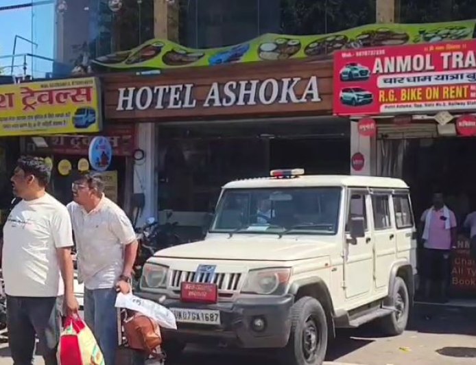 पब्लिक टायलेट में वसूली दिखाई जाने वाले कांग्रेस नेता के होटल पर छापा, दस्तावेजों की 2 पेटियां जब्त