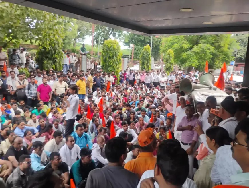 लखनऊ में परिवहन कर्मचारियों का प्रदर्शन, 17 सूत्रीय मांगों को लेकर सौंपा ज्ञापन