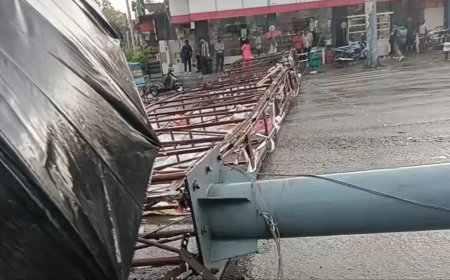देहरादून में मौसम का कहर: रिस्पना पुल पर गिरा होर्डिंग, यातायात ठप