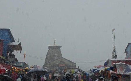 केदारनाथ धाम में बर्फबारी से बढ़ी ठंड, श्रद्धालुओं की सुरक्षा में जुटी पुलिस-प्रशासन की टीमें
