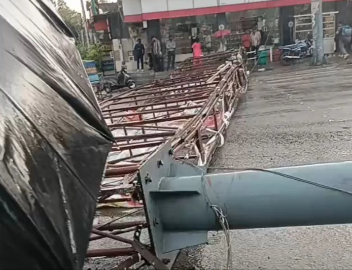 देहरादून में मौसम का कहर: रिस्पना पुल पर गिरा होर्डिंग, यातायात ठप