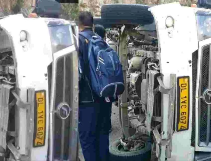 Rudraprayag news : रुद्रप्रयाग में अनियंत्रित होकर पलटा टेम्पो ट्रैवलर