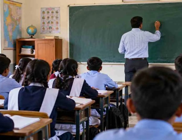 Uttarakhand news: उत्तराखण्ड सोशल मीडिया में अनर्गल टिप्पणी करने वाले शिक्षकों पर होगी कार्रवाई