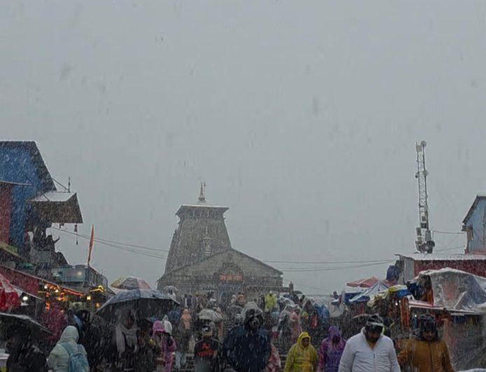 केदारनाथ धाम में बर्फबारी से बढ़ी ठंड, श्रद्धालुओं की सुरक्षा में जुटी पुलिस-प्रशासन की टीमें