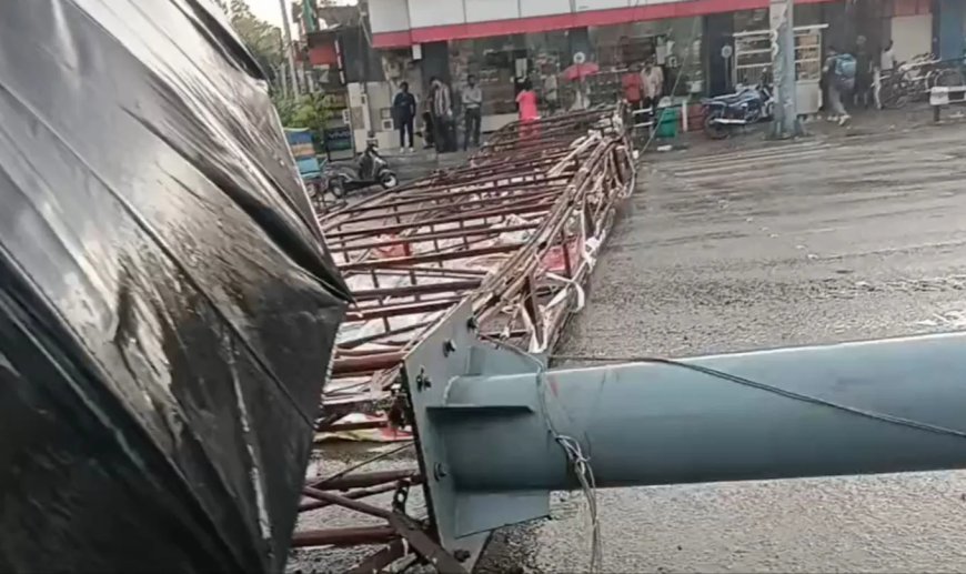 देहरादून में मौसम का कहर: रिस्पना पुल पर गिरा होर्डिंग, यातायात ठप