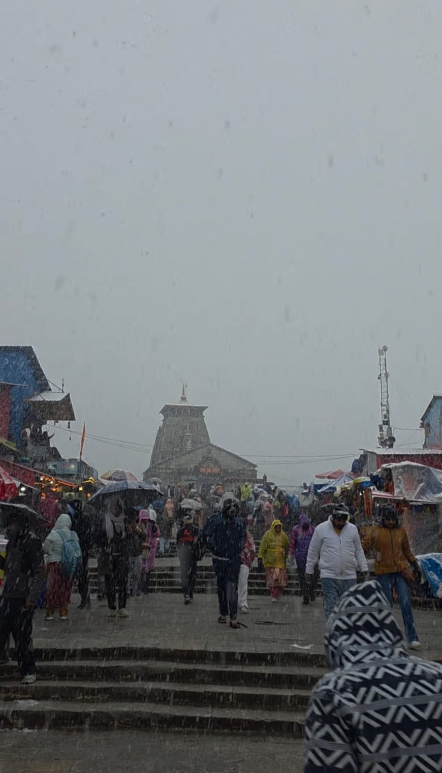 केदारनाथ धाम में बर्फबारी से बढ़ी ठंड, श्रद्धालुओं की सुरक्षा में जुटी पुलिस-प्रशासन की टीमें